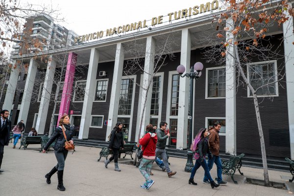Providencia apunta a régimen de Pinochet en desalojo de edificio utilizado por Sernatur