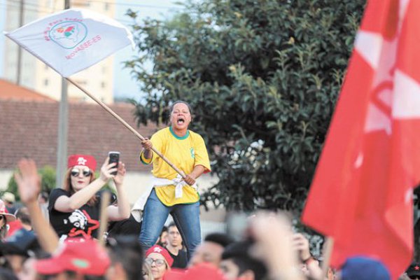 Partido de Lula propone subir impuestos a bancos si ganan las presidenciales