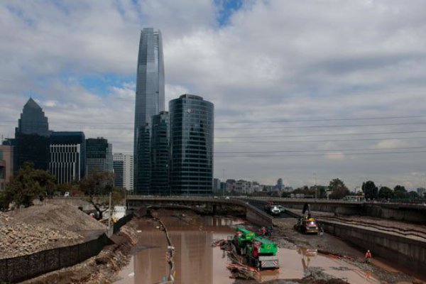 Desborde del Mapocho: Parque Titanium demanda al Fisco, Sacyr y Costanera Norte