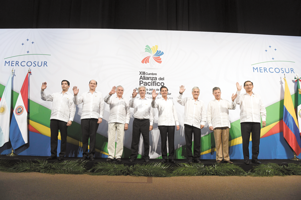 Ministros Varela y Valente ponen a prueba la paciencia de Piñera