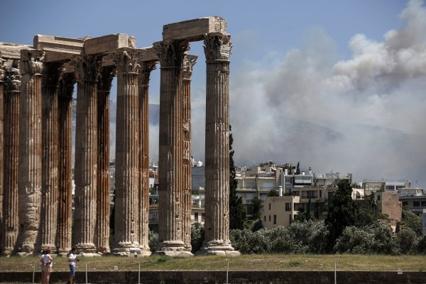 <p>Devastador incendio cerca de Atenas se cobra al menos 60 víctimas mortales</p>