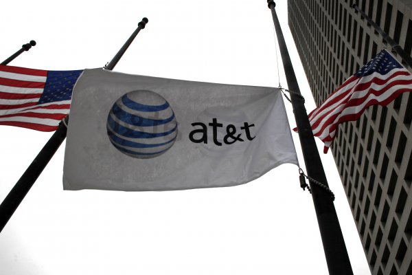 Las utilidades de AT&T suben un 32,6% en el primer semestre