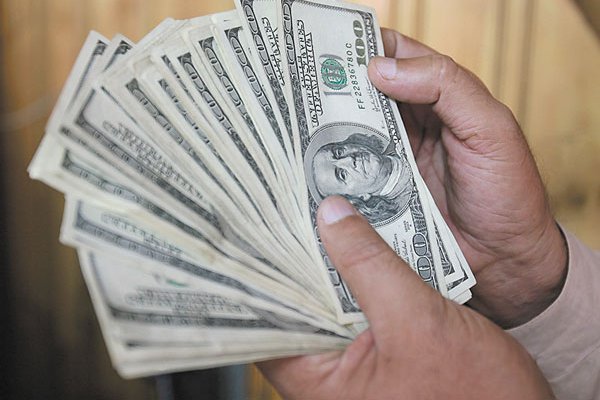 Dólar se desploma $ 9 y se ubica por debajo de los $ 655