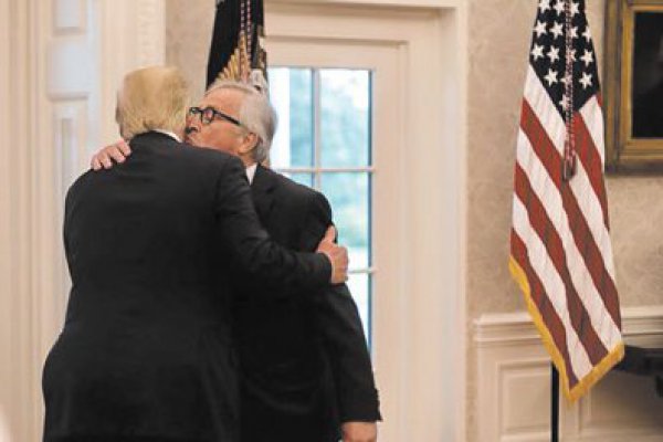 Un beso, el arma secreta de Juncker para desarmar a Trump