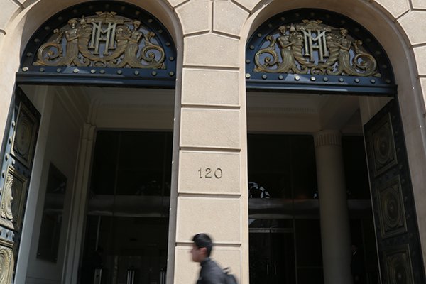 <p>Gasto público se desacelera en el segundo trimestre pero aún está lejos de la meta del gobierno</p>