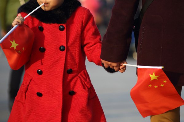 <p>Escándalo por vacunas defectuosas en China genera protestas de padres y derrumbe de acciones</p>