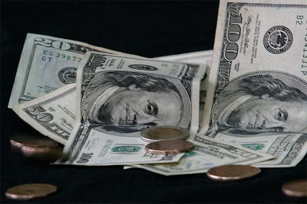 El dólar registró en julio su mayor caída mensual desde diciembre de 2017