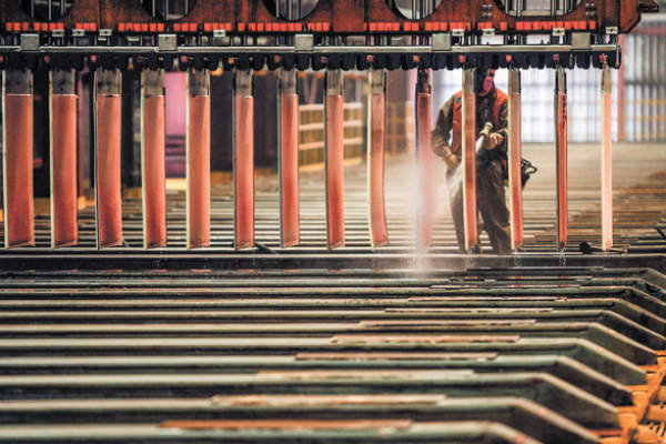 Cobre vive su peor mes en dos años, pero el mercado lo sigue viendo en US$ 3 en diciembre