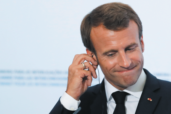 Macron esquiva las primeras balas en la mayor crisis de su mandato, pero su popularidad se desploma