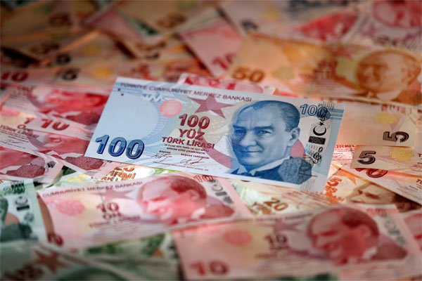 1,7% se desploma la lira turca y toca mínimos ante sanciones por parte de EEUU