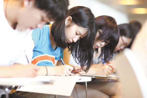 China sale a defender la educación universitaria local