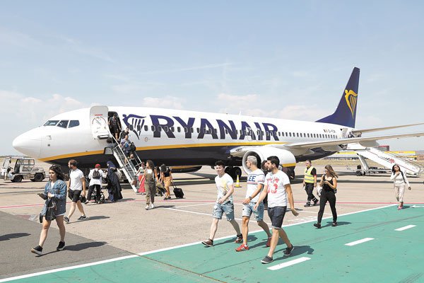 Las aerolíneas low-cost salen a vender de todo