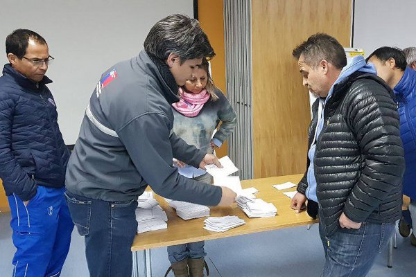 Minera Escondida retrasa huelga y pide mediación que se extenderá por 5 días