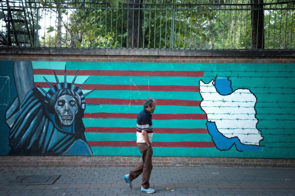 Trump termina de desconocer acuerdo con Irán y le vuelve a imponer sanciones económicas
