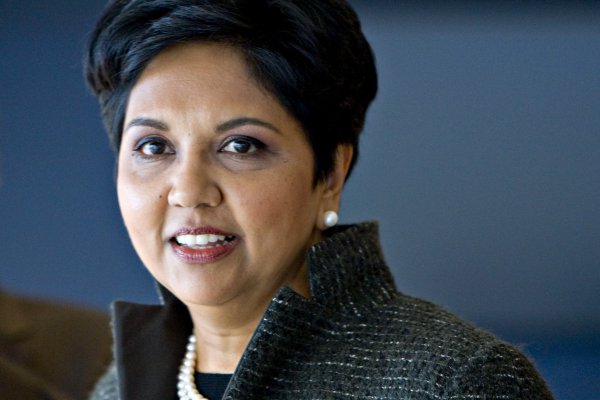 Indra Nooyi, la primera mujer en liderar Pepsi, deja el cargo tras doce años