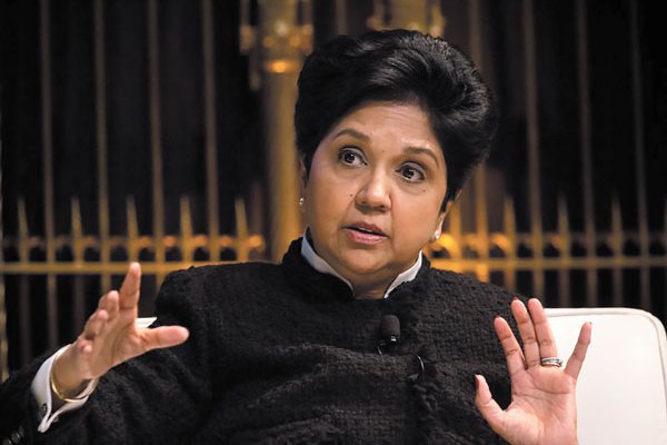 Indra Nooyi, la CEO que diversificó PepsiCo hacia los snacks, se aleja de la firma