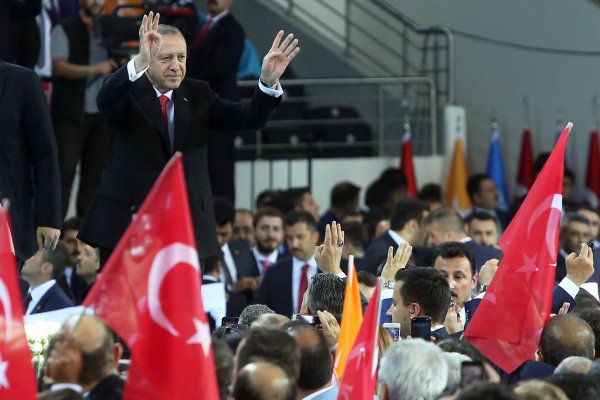 <p>El emergente que no despega: bonos de Turquía anotan rendimiento histórico y la moneda se desploma</p>