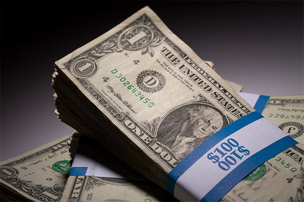 Dólar anota alza moderada en jornada marcada por guerra comercial y baja del cobre