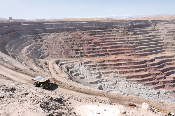 Costos de la minería bajan 5,5%, pero asoma riesgo de nueva huelga en Escondida