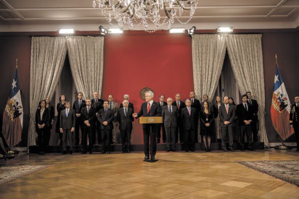 Piñera realiza esperado ajuste de gabinete y responde a cuestionamientos por escenario económico