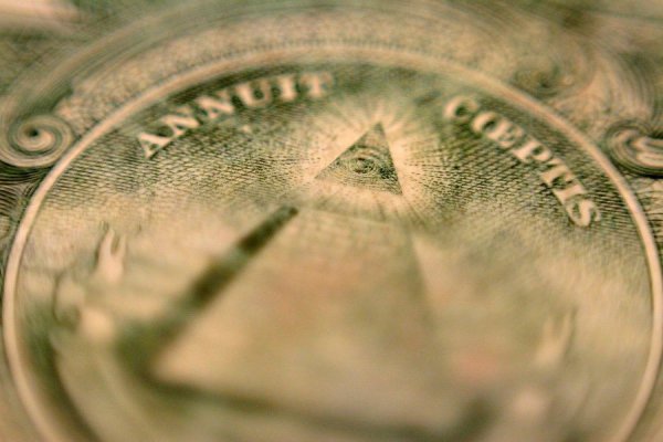 Dólar salta a máximos de más de un año en medio de preocupación mundial por derrumbe de la lira