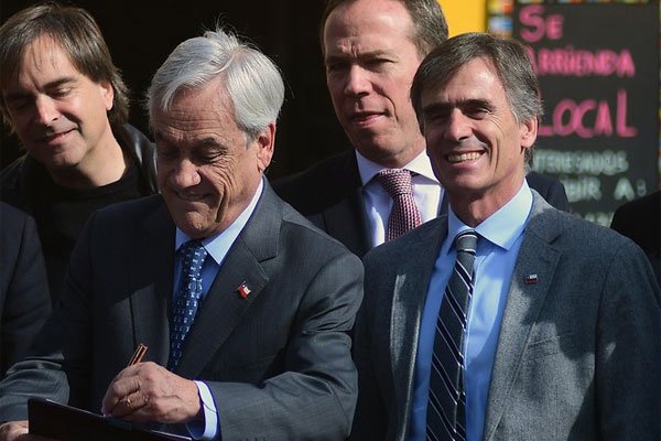 Acompañado de Valente, Piñera vuelve a cargar contra Bachelet por la "economía debilucha"
