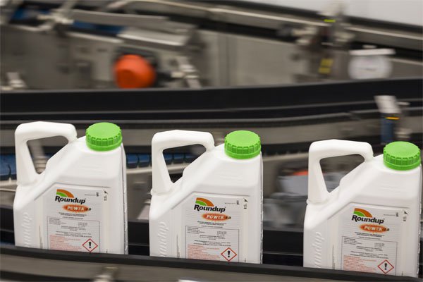 Bayer se desploma en bolsa tras millonaria condena a Monsanto en EEUU