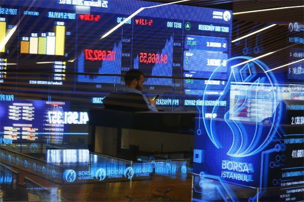<p>Mercados de Turquía caen y la lira vuelve a desplomarse pese a millonaria inyección de liquidez</p>