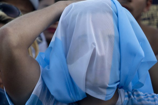 <p>El peso argentino se derrumba y el banco central sube la tasa a 45% en reunión de emergencia</p>