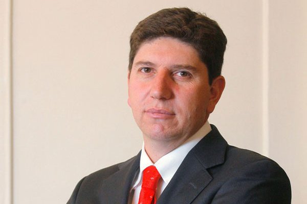 Dipres raya cancha a empresas públicas: limita viajes y viáticos al exterior