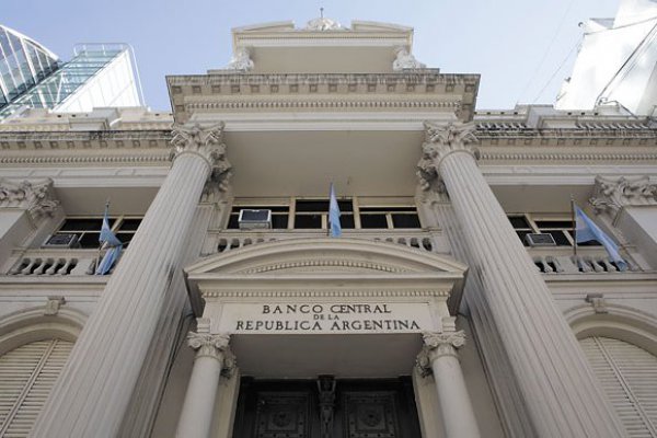 Nuevo remezón cambiario en Argentina obliga al banco central a subir la tasa en 500 puntos base