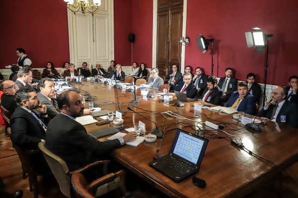 Telefónica y Entel lanzan acusaciones cruzadas en guerra por espectro para el 5G