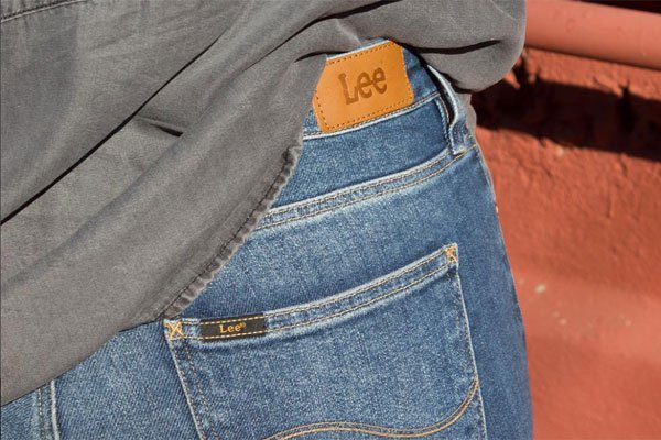 La empresa dueña de Lee saca a los famosos jeans a bolsa