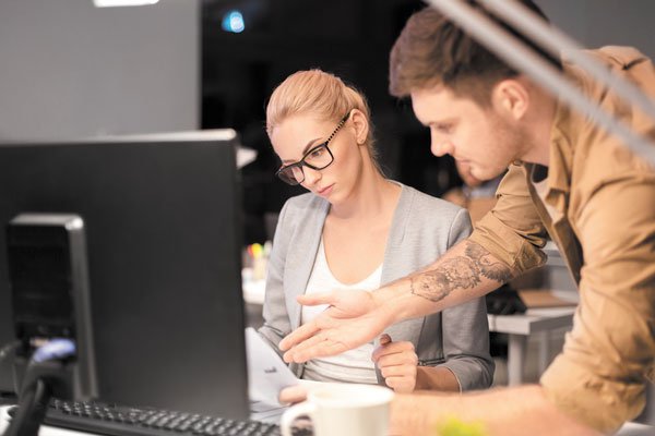 Por qué los millennials están exponiendo sus tatuajes en el trabajo