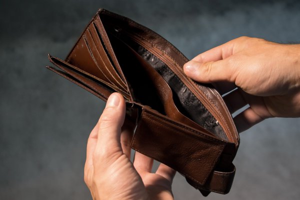 Economista sostiene que sueldo mínimo de $ 300 mil sólo alcanza para pagar las cuentas y el arriendo