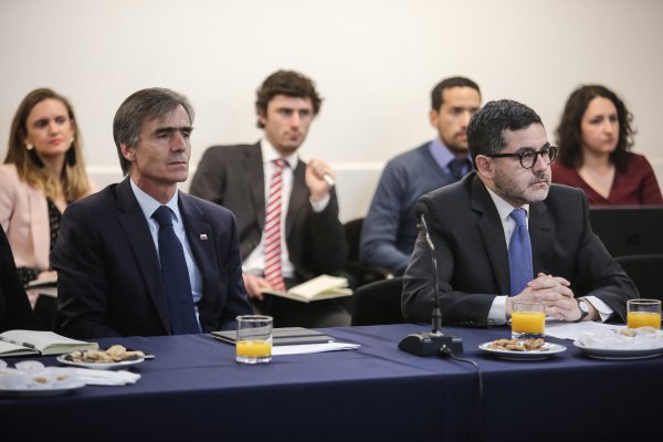 Ministro Valente convoca a mesa de trabajo y aborda ajustes en normas de cultivo con salmoneros