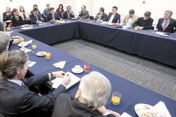 Industria salmonera abre discusión sobre modelo productivo en mesa con gobierno