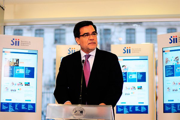 Fin a la incertidumbre: La Moneda oficializa renovación de Fernando Barraza como director del SII