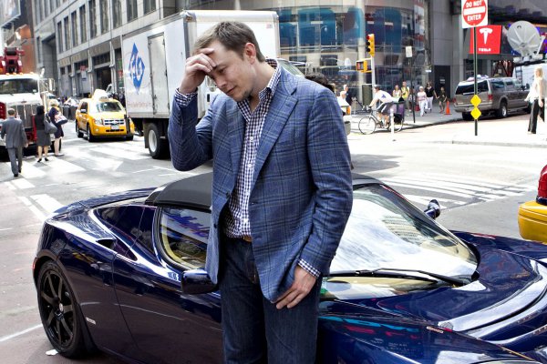 Elon Musk derrama lágrimas en entrevista: "Si conocen a alguien que pueda hacer esto mejor, le doy mi trabajo"
