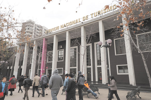 Municipalidad estudia licitar el Mercado de Providencia cuando lo recupere del Sernatur