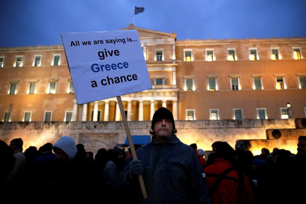 Europa proclama el fin de la crisis de la eurozona con la salida de Grecia del rescate internacional