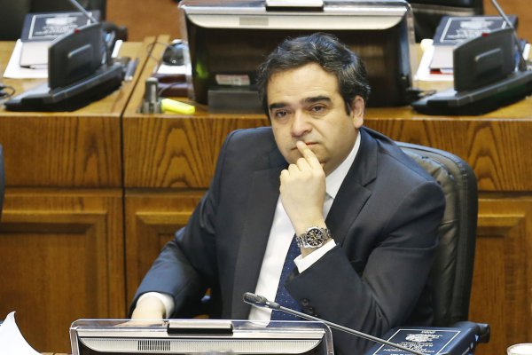 Senador Quintana desempolva la retroexcavadora: "mientras las bases del modelo sean las mismas la desigualdad no va a cambiar"
