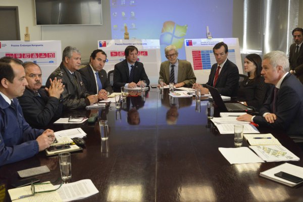 Ministro Fontaine alista plan de contingencia en aeropuerto con miras a las Fiestas Patrias