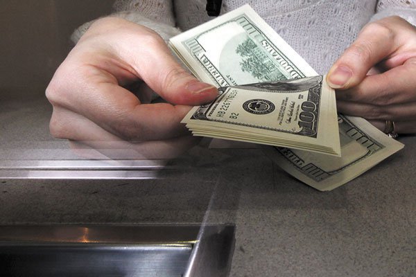 Dólar cae de $ 665 en Chile mientras extiende baja mundial