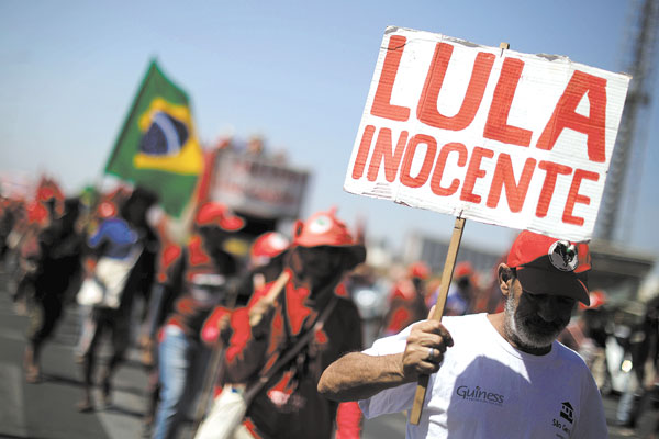 Tras inscribirse desde la cárcel, Lula sigue liderando la carrera presidencial en Brasil