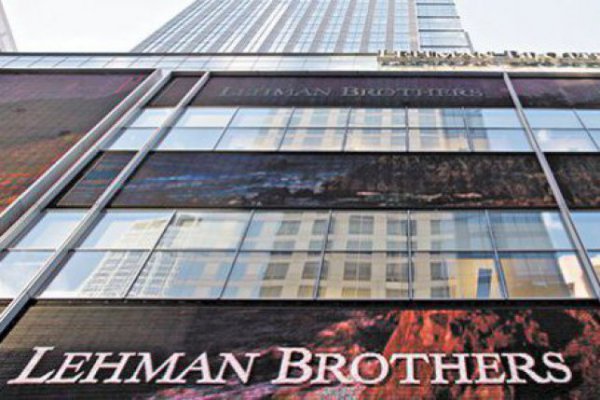 Profesor chileno en Financial Times escribe dura columna a diez años de la crisis