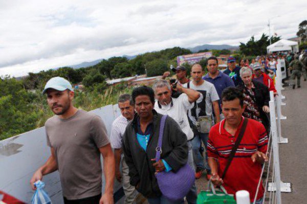 Venezolanos hacen fila para tratar de cruzar a Colombia desde Venezuela a través del puente internacional Simón Bolívar en Cúcuta. (Foto: Reuters)