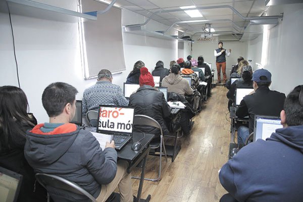 Aula Móvil capacita a vecinos de Renca en herramientas digitales