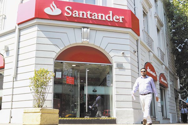 Banco Santander entrega bolsas reutilizables y reciclables