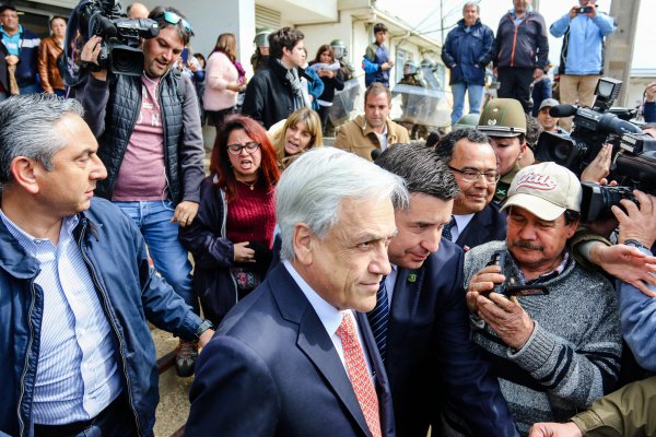 Piñera anuncia nuevas medidas para áreas afectadas por emergencia ambiental en medio de furioso recibimiento de vecinos